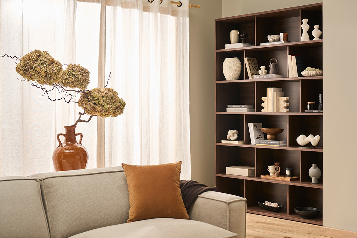 Biblioth�que scandinave en bois fonc� avec objets d�co, vue d'angle dans un salon.