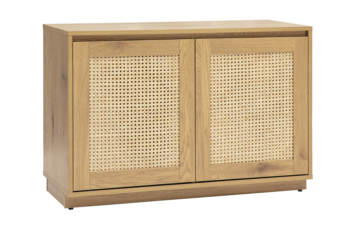 Buffet bas en bois clair avec portes en cannage rotin, vue de trois quarts.