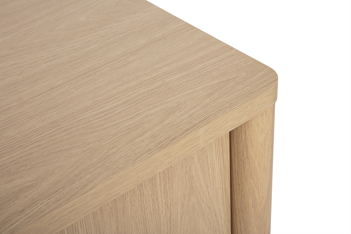 Vue rapproch�e du plateau du buffet en bois clair ch�ne, montrant les angles arrondis.