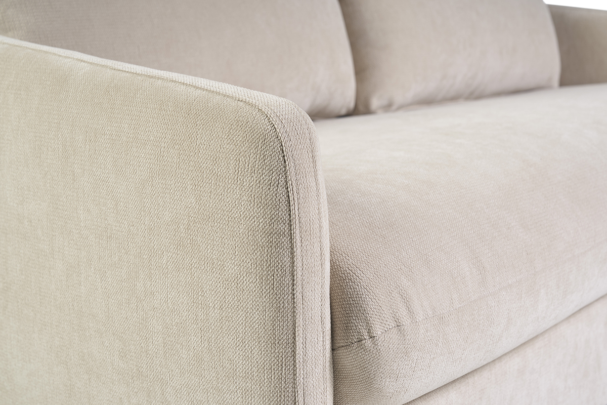 D�tail du canap� 2 places en tissu effet velours textur� beige PAULIN, vue de c�t�