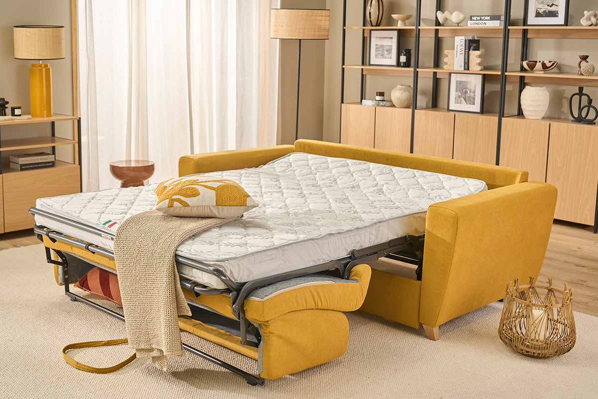 Canap� convertible 3 places jaune moutarde avec matelas d�pli�, vue de c�t�.