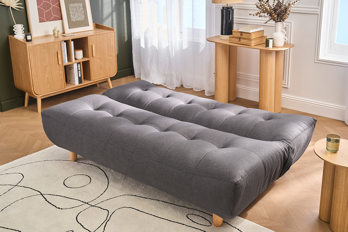 Canap� convertible scandinave gris fonc� YUMI d�pli�, pieds en bois clair, dans un salon.