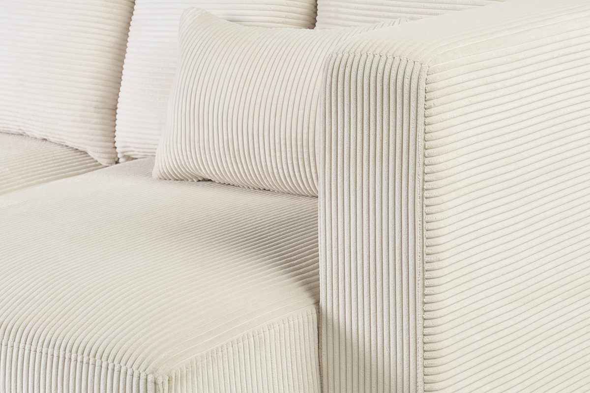D�tail du canap� d'angle droit HARLEM en tissu velours c�tel� beige avec coussins.