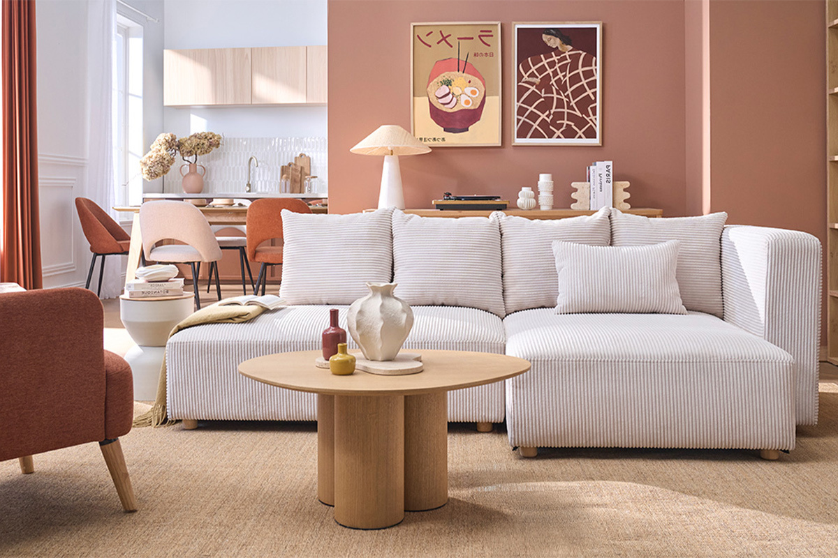 Canap� d'angle droit 3 places en velours c�tel� beige, avec coussins, dans un salon moderne