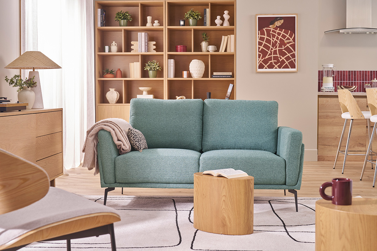 Canap� 2 places vert de gris en tissu et m�tal noir dans un salon contemporain.