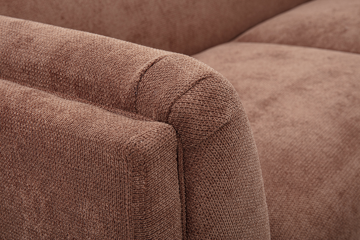 Gros plan sur l'accoudoir du canap� 3 places en tissu chenille terre br�l�e.
