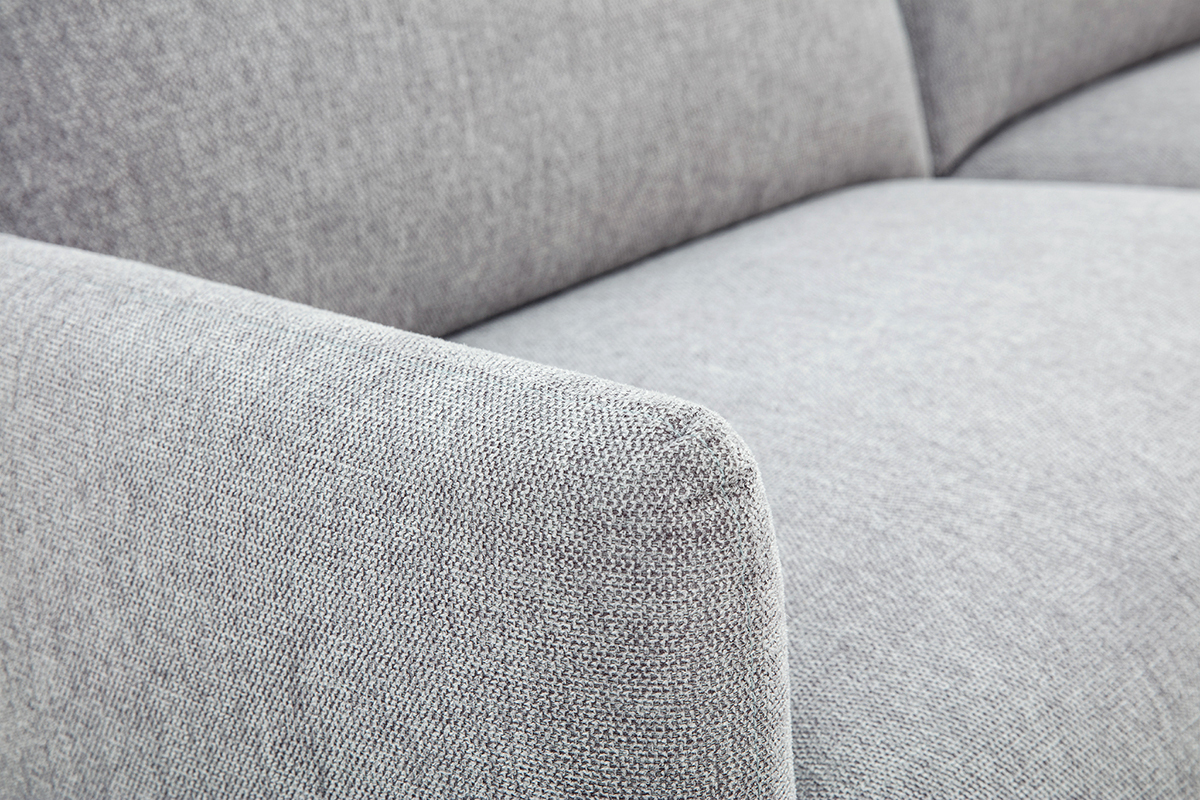 Gros plan sur le tissu effet velours textur� gris du canap� BONO.