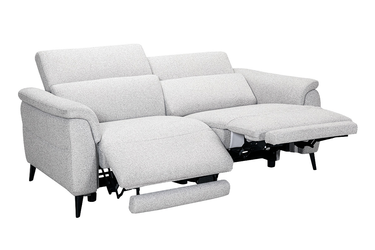 Canap� �lectrique 3 places gris clair avec t�ti�res ajustables et repose-pieds, vue de 3/4.