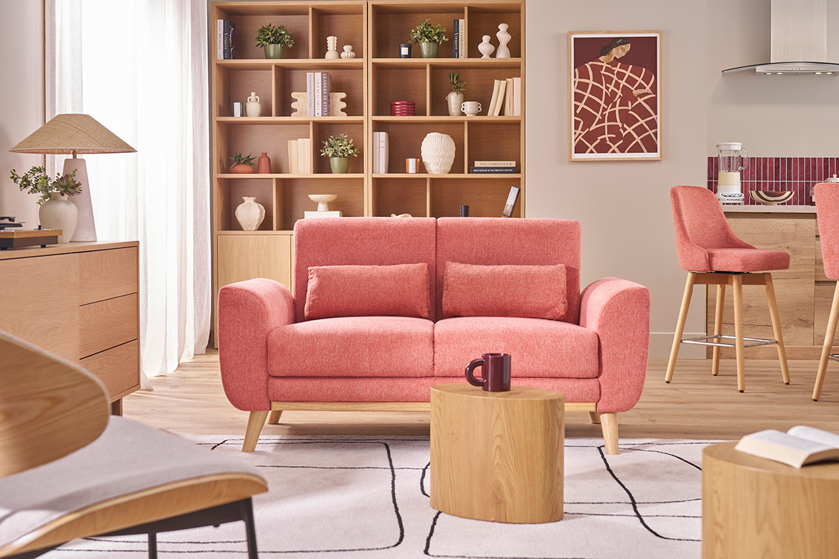 Canap� scandinave 2 places terracotta avec coussins, pieds en bois clair, vue de face dans un salon moderne.