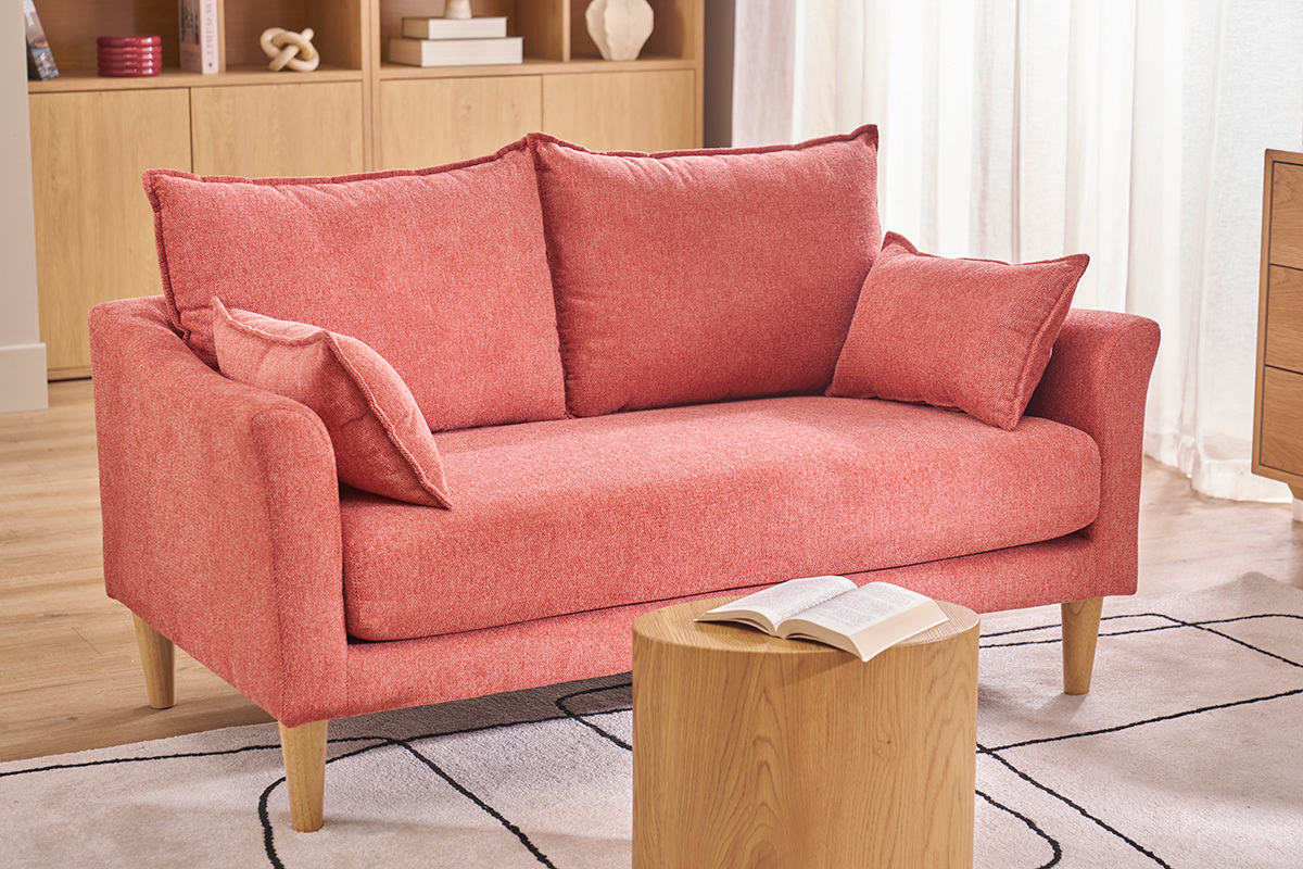 Canap� scandinave 2 places terracotta en tissu velours avec pieds en bois clair, angle de vue frontal.