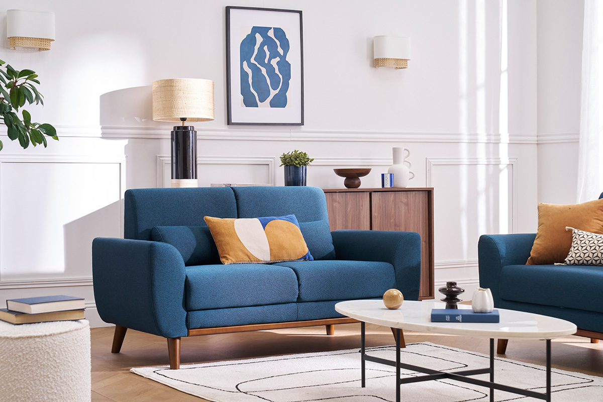 Canap� 2 places EKTOR en tissu bleu avec coussins, dans un salon vintage