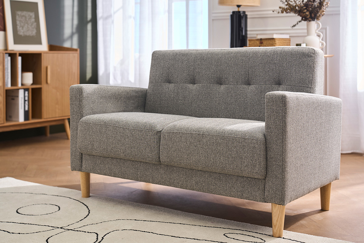 Canap� scandinave 2 places gris avec pieds en bois, vue de 3/4.