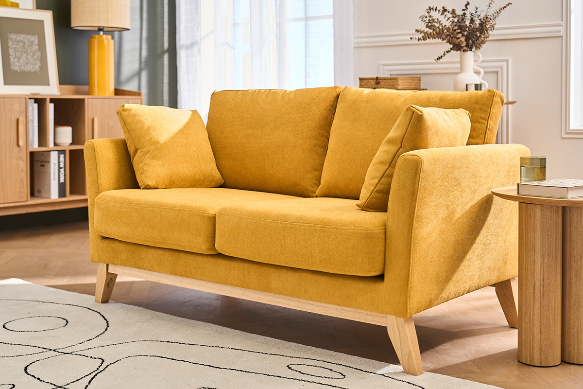 Canap� scandinave jaune moutarde 2 places, tissu effet velours, bois clair, vue de 3/4.