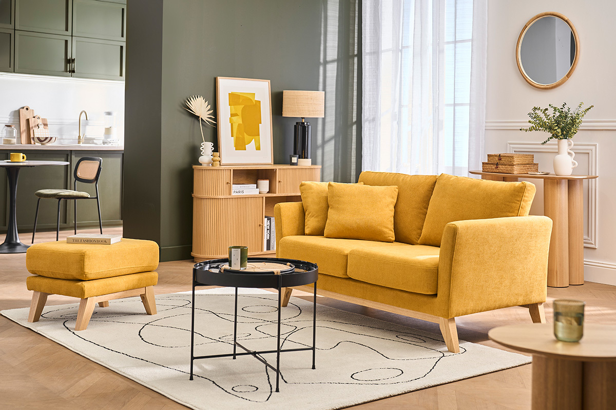 Canap� scandinave jaune moutarde en tissu effet velours avec pi�tement bois clair.