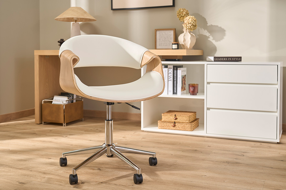 Chaise de bureau blanche ARAMIS en vue de 3/4 dans un espace bureau.