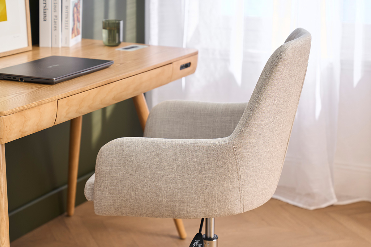 Chaise de bureau SHANA en tissu gris clair vue de dospr�s d'un bureau en bois.