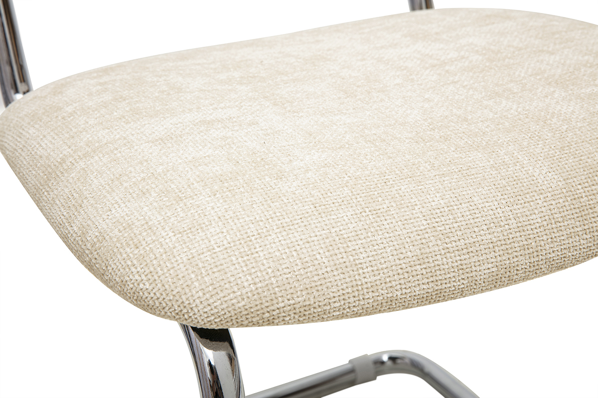 Assise en tissu effet velours textur� beige d'une chaise sur pi�tement chrom�.