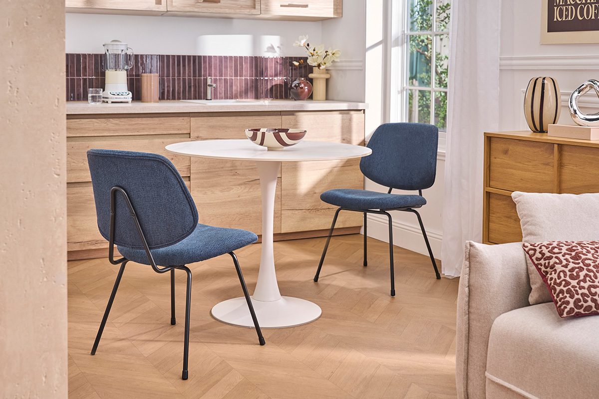 Chaises design en tissu effet velours textur� bleu fonc� et m�tal noir (lot de 2) BARNET