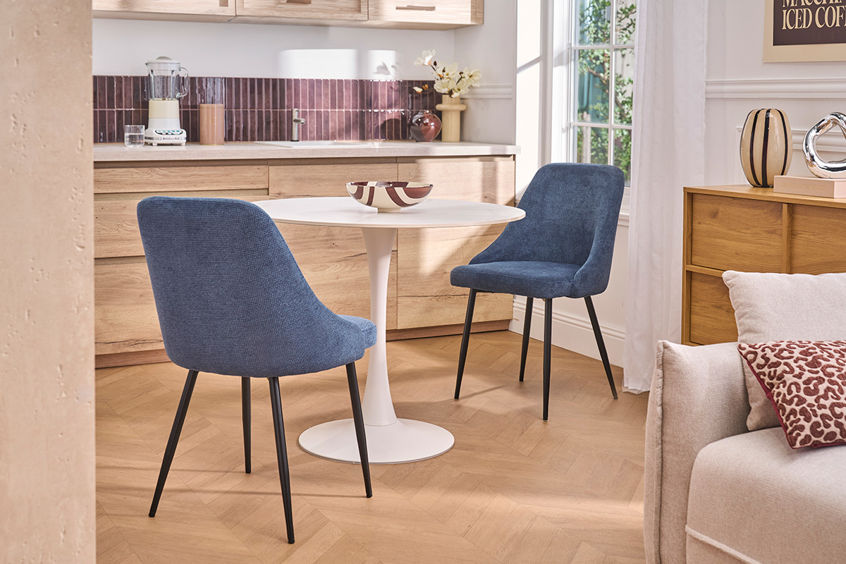 Chaises design en tissu effet velours textur� bleu fonc� et m�tal noir (lot de 2) CULT