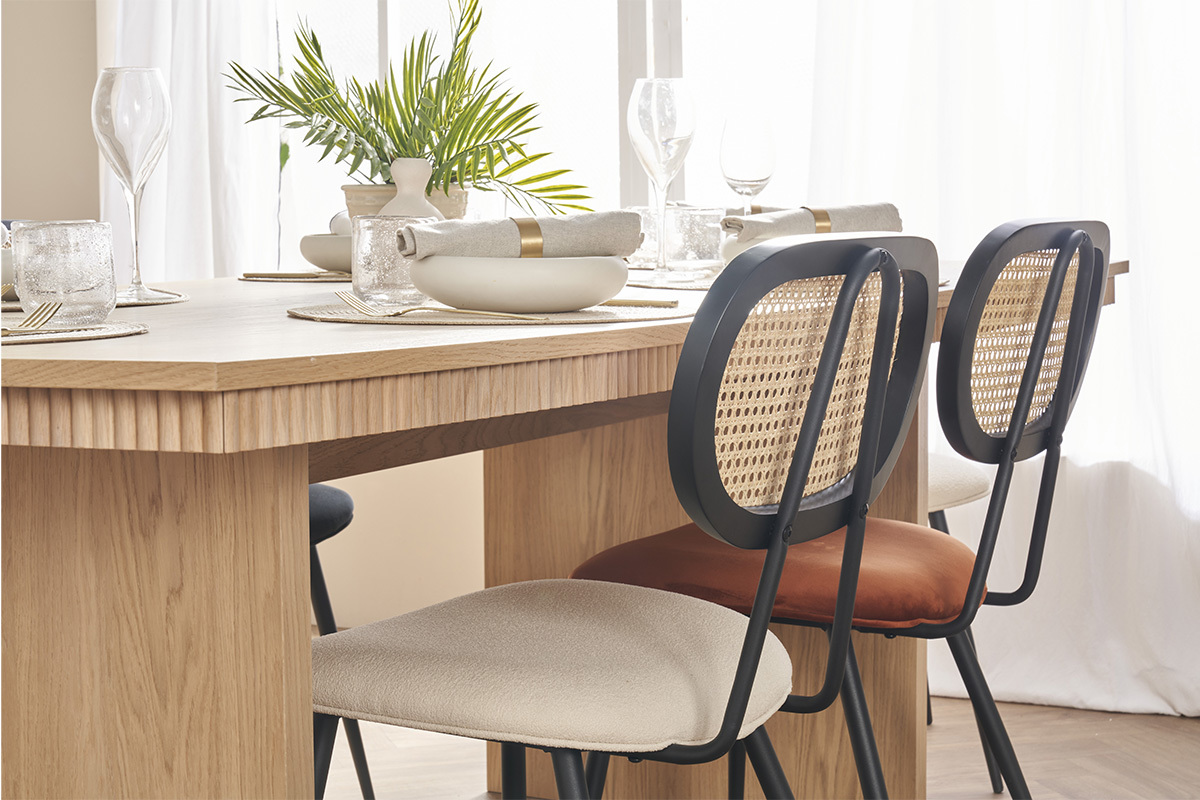 Chaises en velours terre br�l�e et rotin, autour d'une table en bois clair.