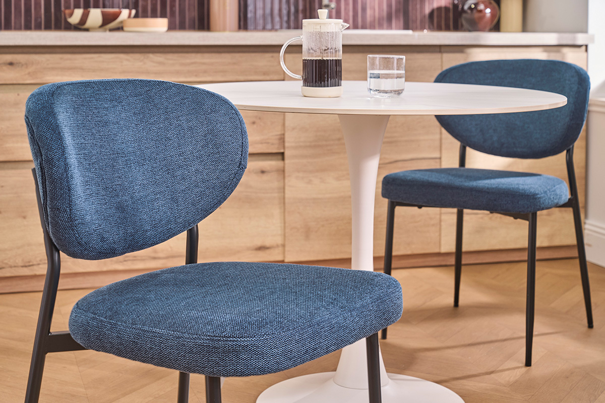 Chaises en tissu effet velours textur� bleu fonc� et m�tal noir (lot de 2) BREKA