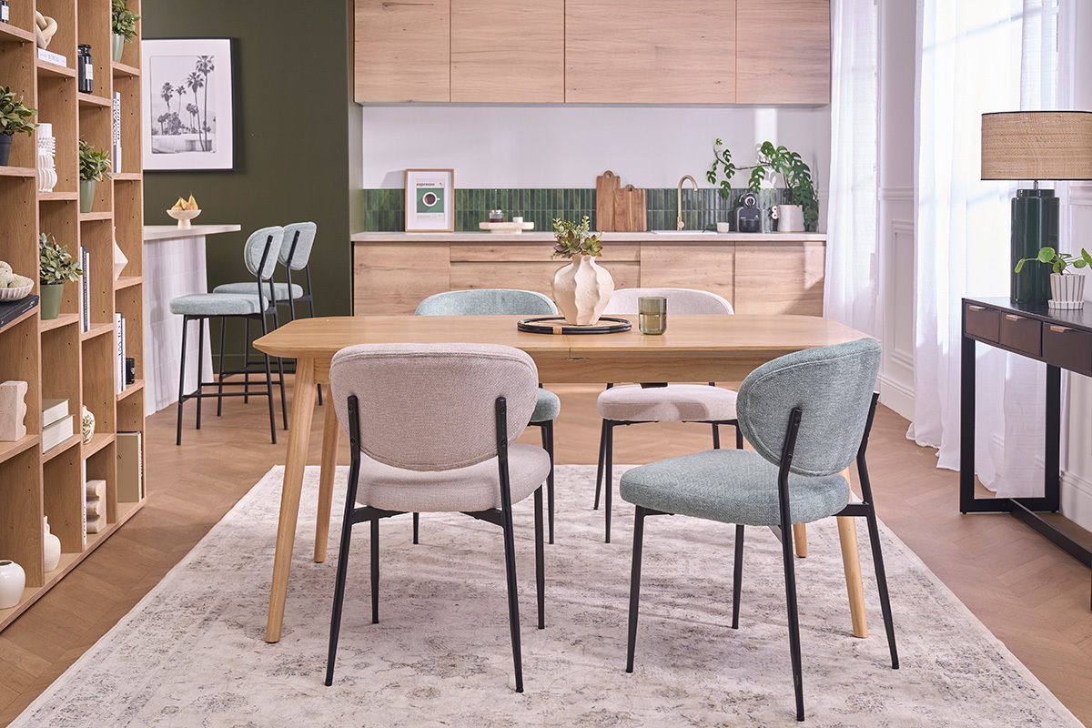Chaises vert c�ladon et m�tal noir autour d'une table en bois, dans une salle � manger moderne.