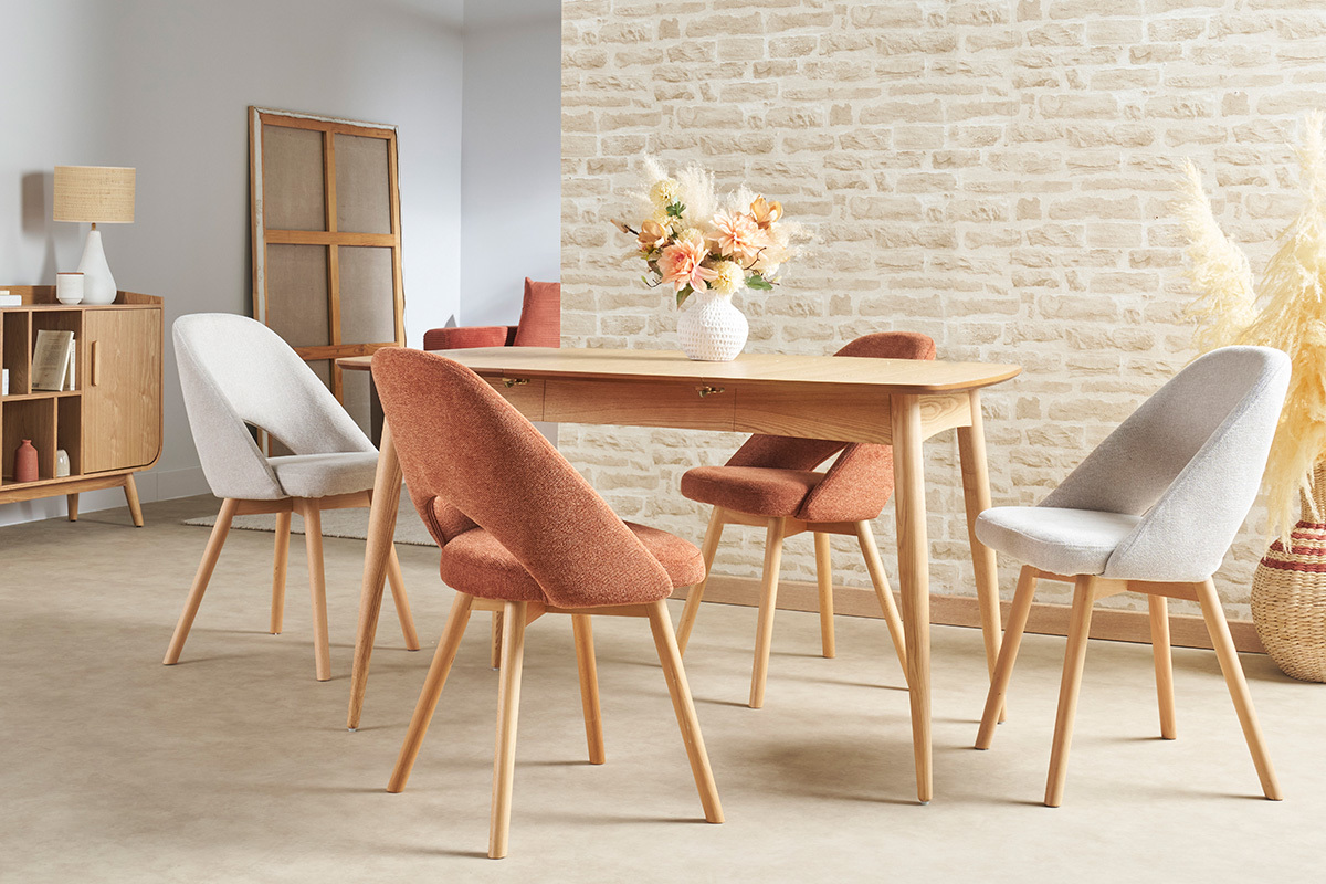 Chaises scandinaves en tissu et bois clair, pr�sent�es autour d'une table en bois.