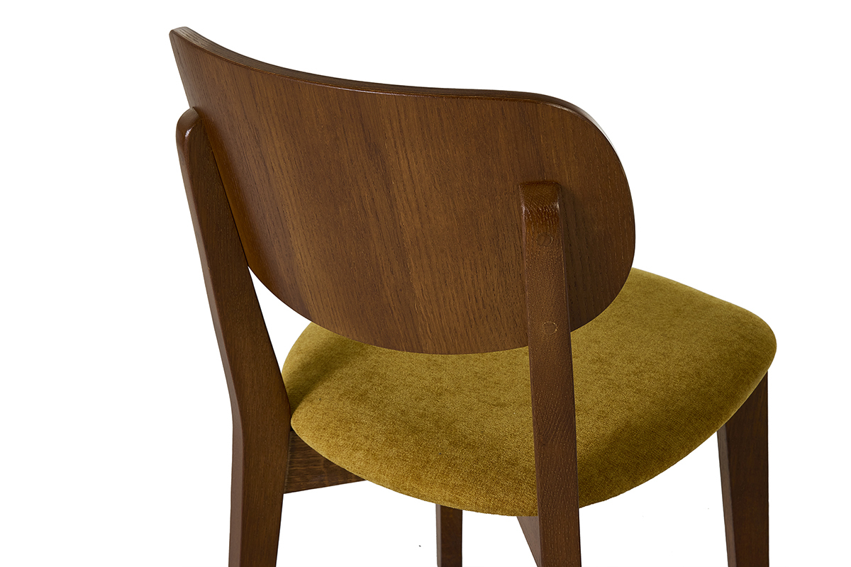 Chaise vintage en bois fonc� avec dossier courb� et assise en tissu effet velours jaune moutarde, vue arri�re.
