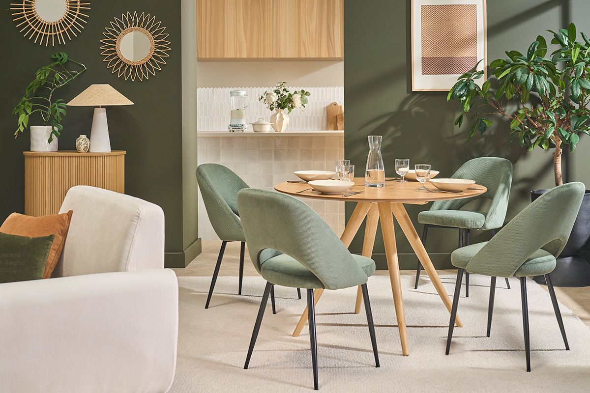 Chaises vertes en tissu et m�tal noir, pr�sent�es autour d'une table en bois.