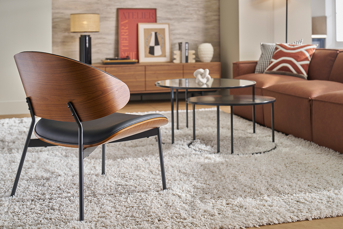 Fauteuil noir, bois fonc� et m�tal noir FABULO