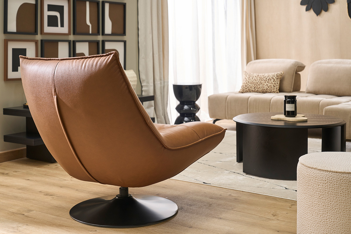 Fauteuil pivotant en cuir marron et m�tal noir HUXLEY