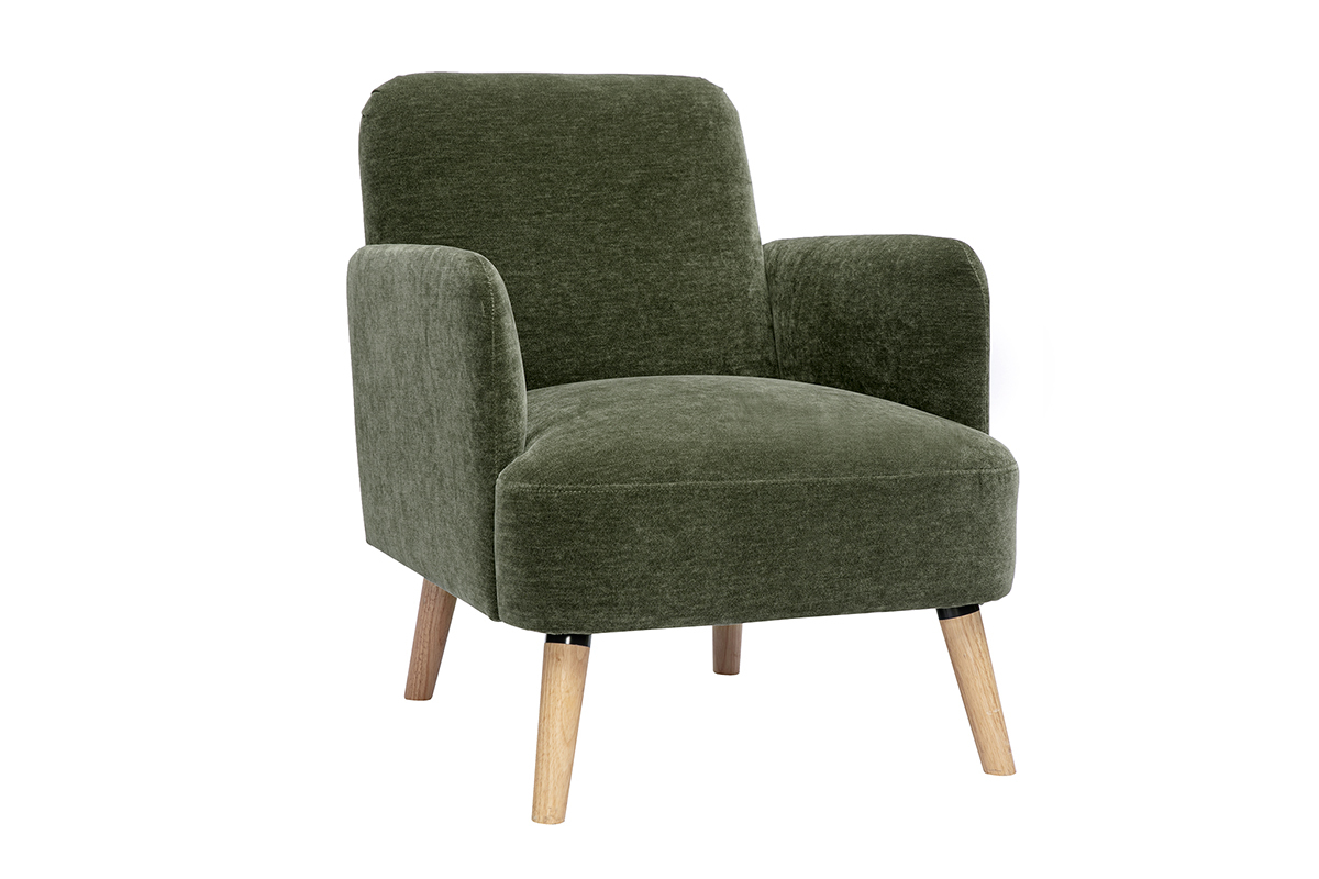 Fauteuil scandinave vert kaki en tissu effet velours avec pieds en bois clair, vue de trois quarts.