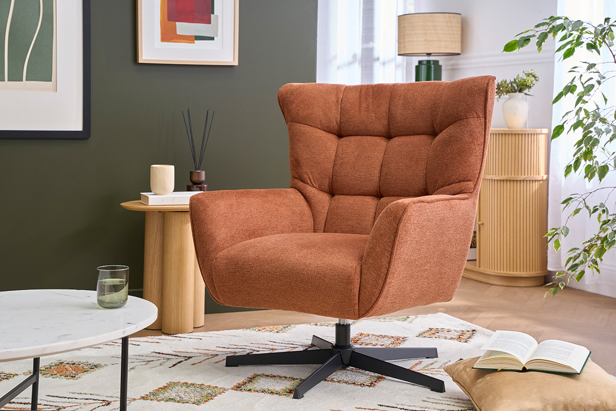 Fauteuil scandinave terre br�l�e avec base noire dans un salon moderne.