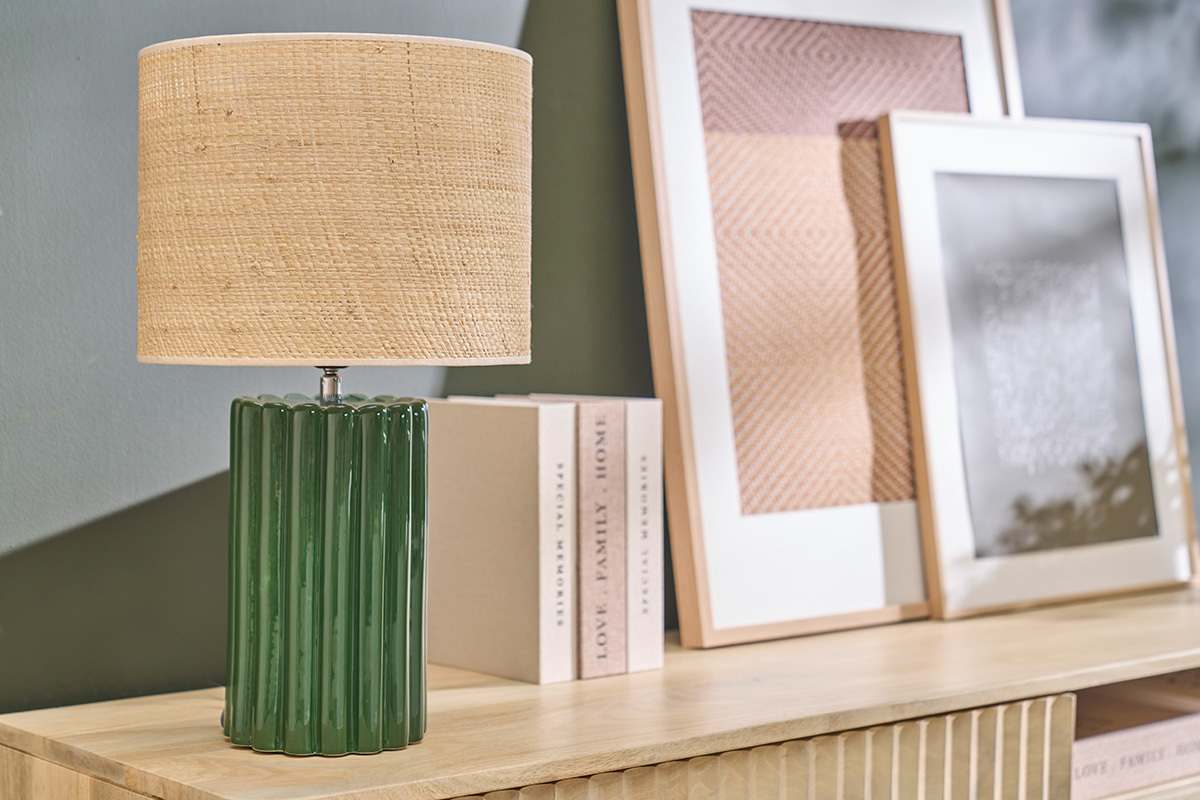 Lampe � poser en c�ramique �maill�e vert fonc� et abat-jour en rabane H50 cm CANELLA