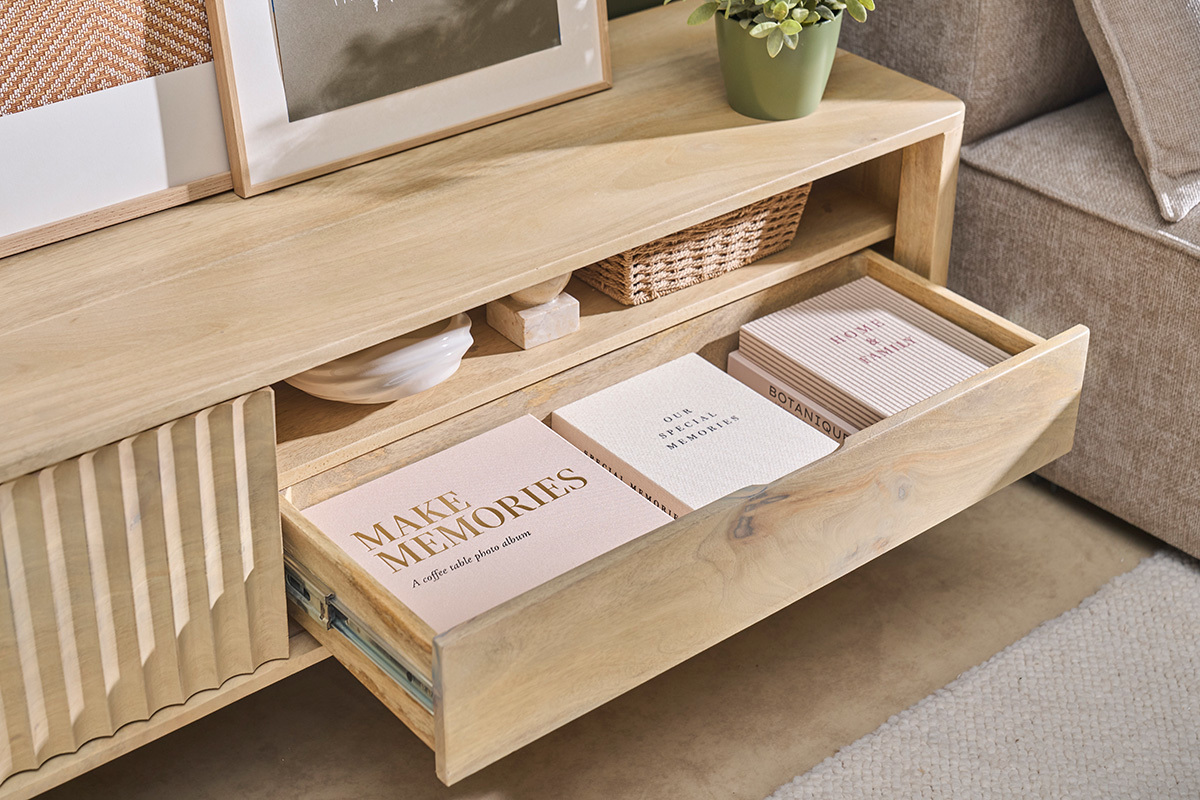Meuble TV en bois clair manguier massif avec porte coulissante L160 cm ALDA