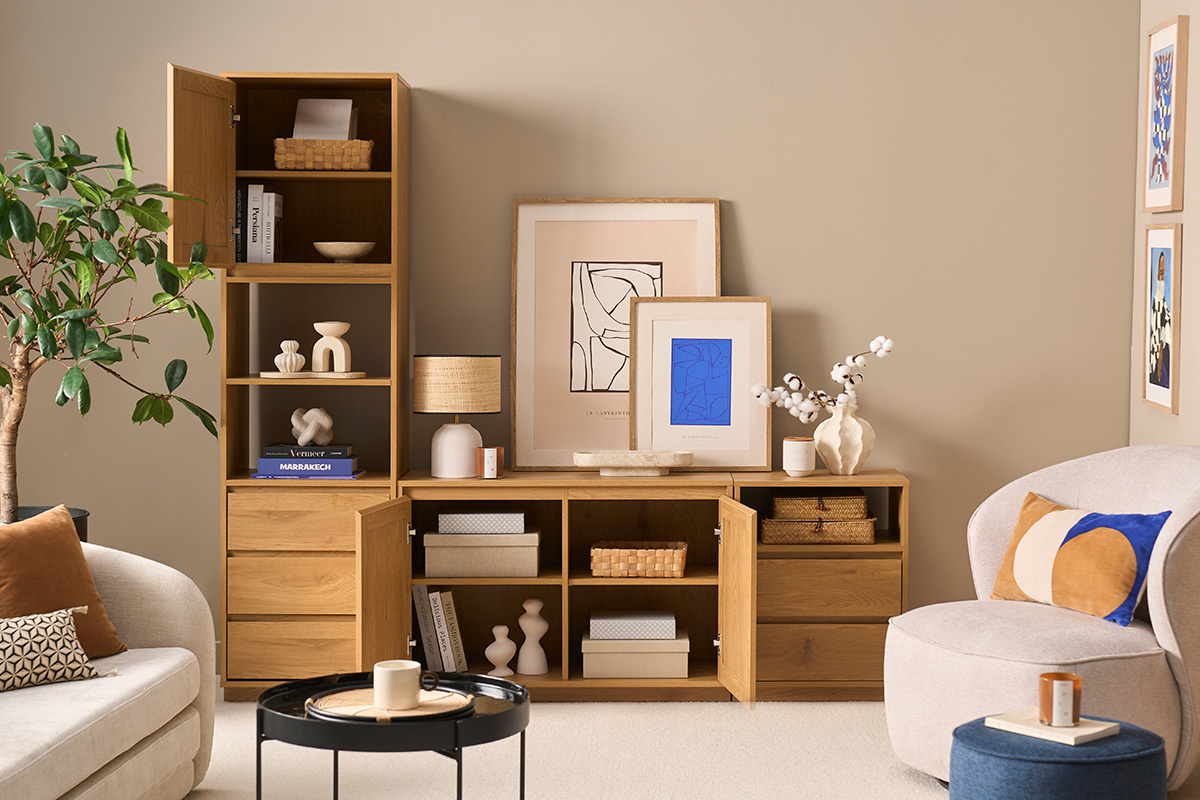 Meuble TV SEVILLE en bois clair avec plusieurs rangements, vue de face dans un salon moderne.