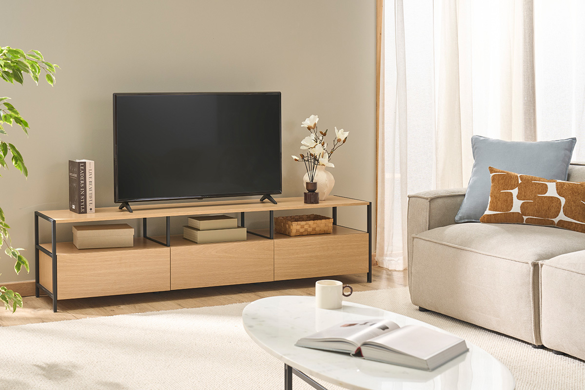 Meuble TV MAXENCE en bois clair et m�tal noir, t�l�viseur en haut, d�cor� avec des fleurs, vue de face.