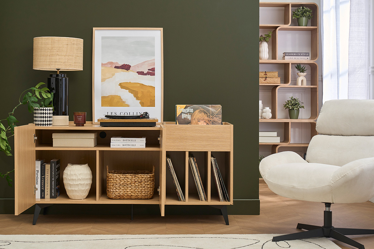 Buffet de rangement en bois clair avec compartiments pour vinyles, lampadaire et d�coration, vue de face.
