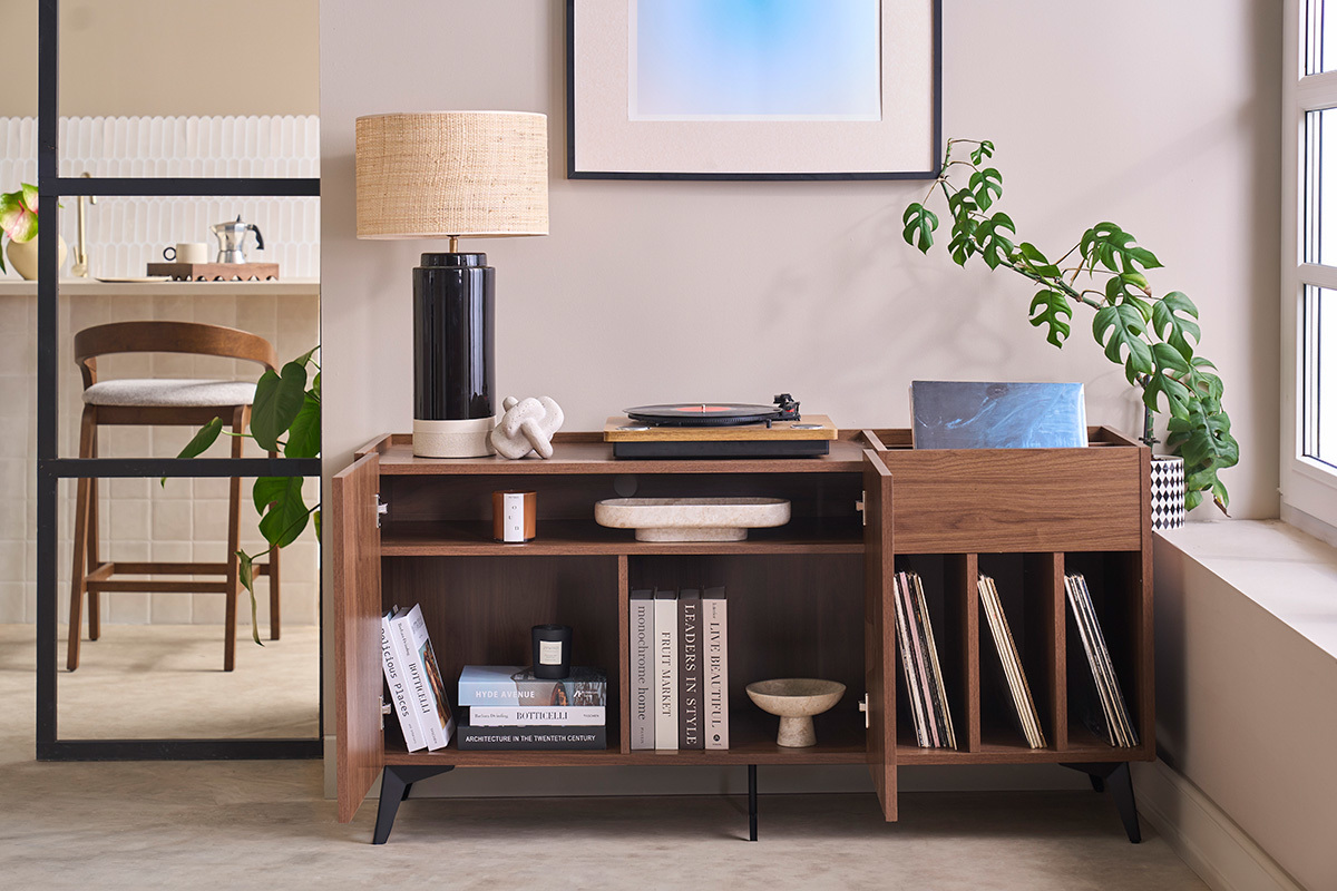 Meuble vinyle en bois fonc� finiton noyer et m�tal noir L140 cm SEDA