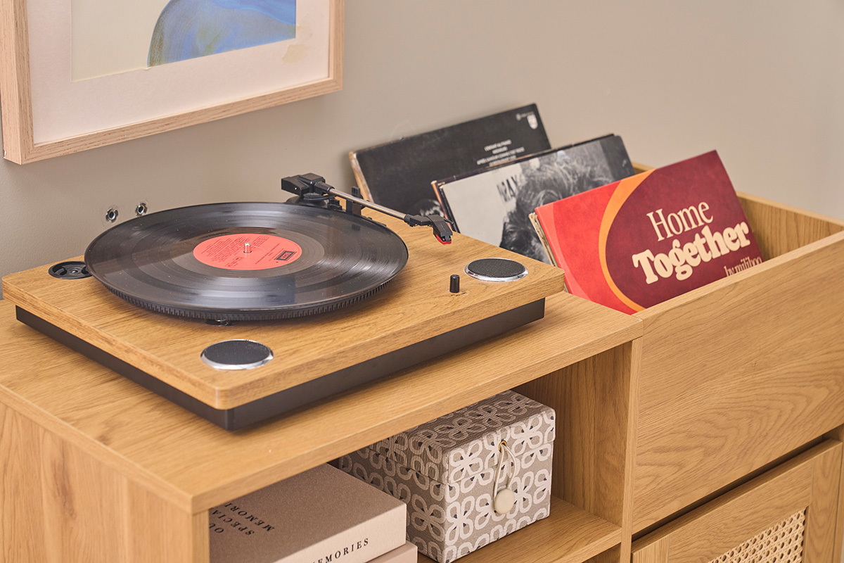 Meuble vinyle finition bois clair ch�ne et cannage rotin L95 cm ALICANTE