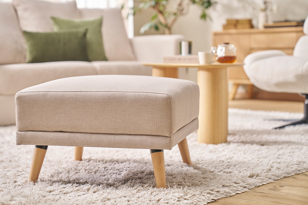 Pouf repose-pieds scandinave en tissu beige et bois clair ULLA