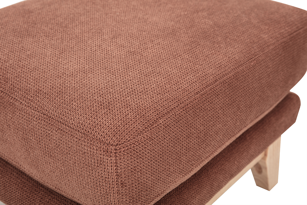 Pouf repose-pieds en tissu chenille terre br�l�e et pieds en bois, vue de pr�s.