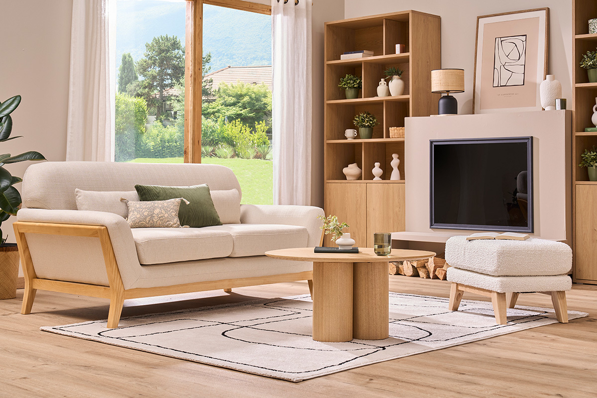 Pouf repose-pieds scandinave blanc dans un salon moderne avec canap� et table en bois.