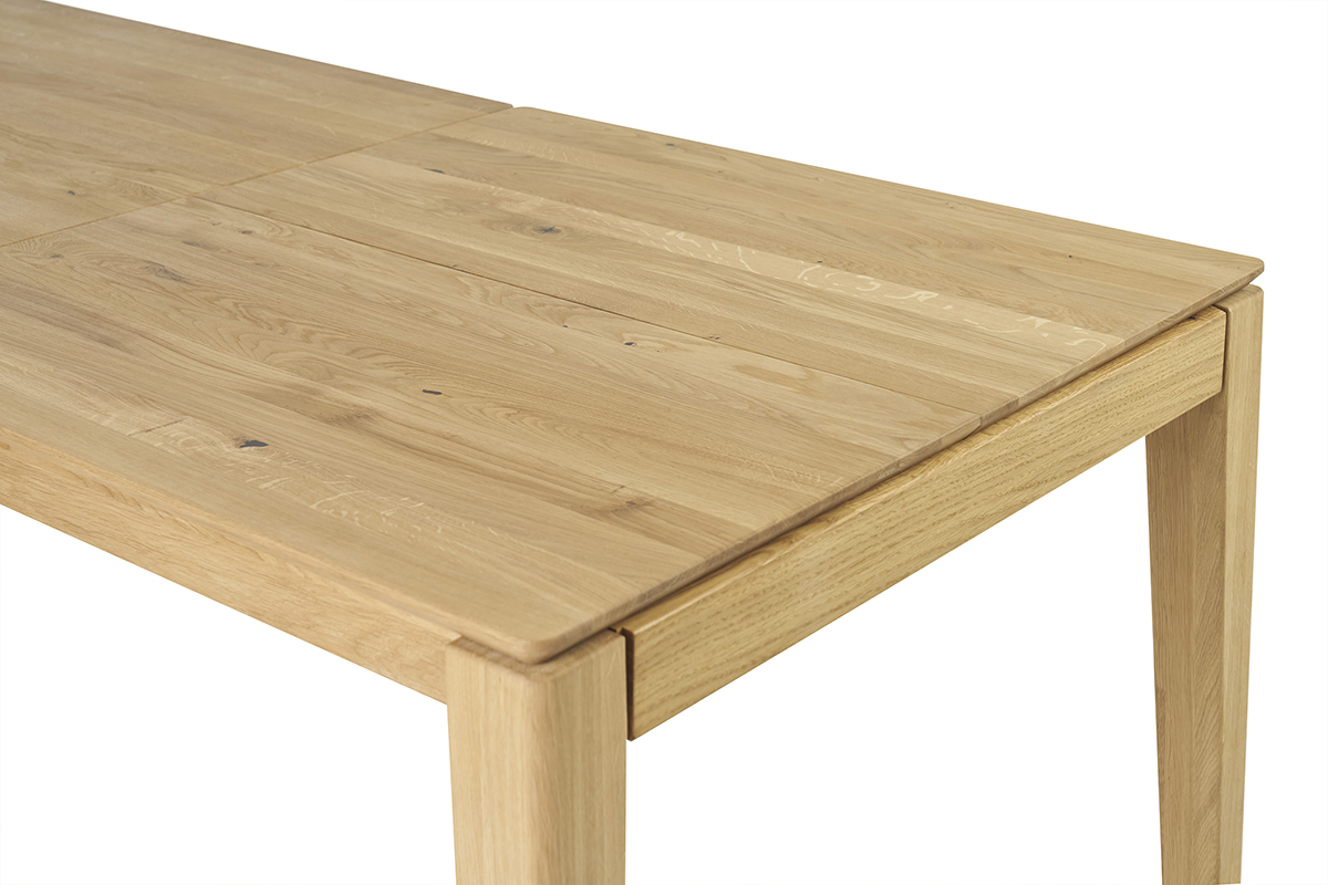 Table � manger rectangulaire extensible rallonge int�gr�e en bois clair ch�ne massif L160-245 cm NELYA