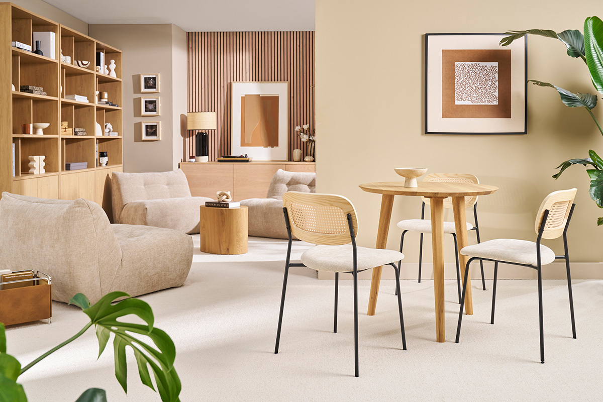 Table ronde en ch�ne clair avec quatre chaises, vue int�rieure d'un salon moderne.