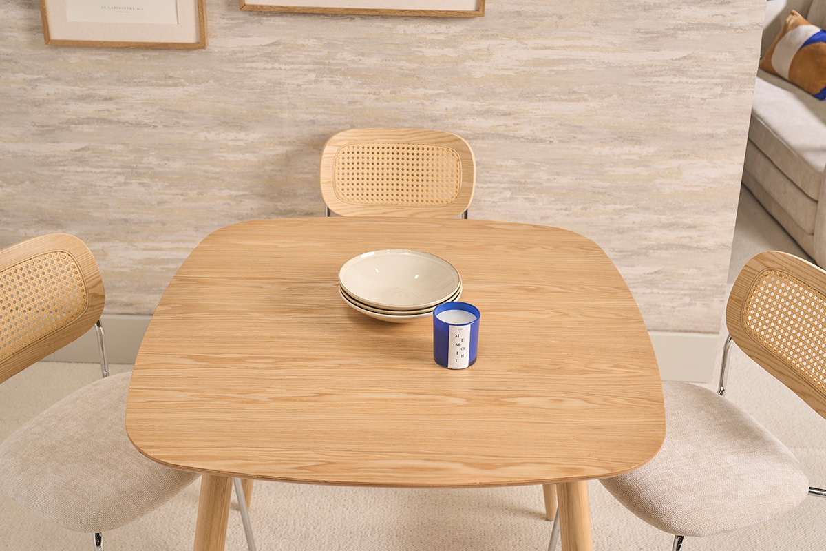 Table � manger scandinave carr�e en fr�ne naturel avec assiettes et tasse, angle plongeant