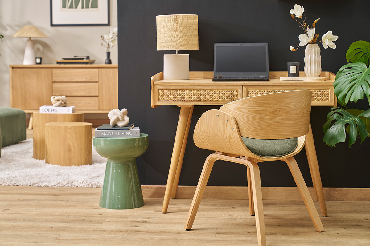 Table d'appoint verte en m�tal, pr�s d'un bureau en bois avec une lampe et un fauteuil.