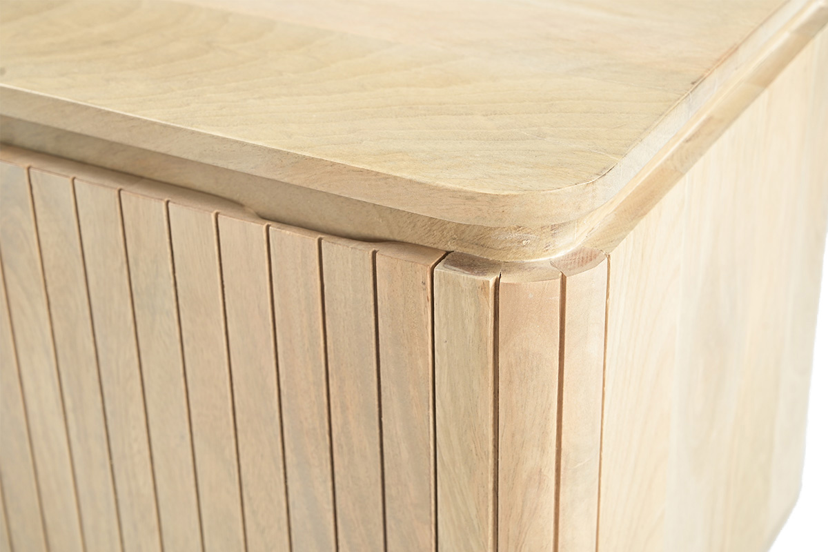 D�tail d'une table de chevet en bois manguier massif avec porte cannel�e