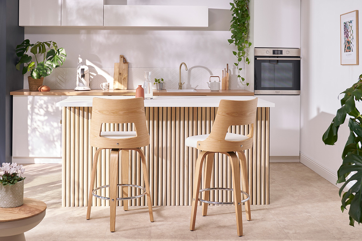 Tabouret de bar scandinave pivotant blanc et bois clair H69 cm GARBO