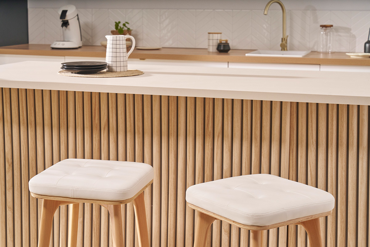 Tabourets de bar blancs et bois clair 65 cm (lot de 2) GRAMMA